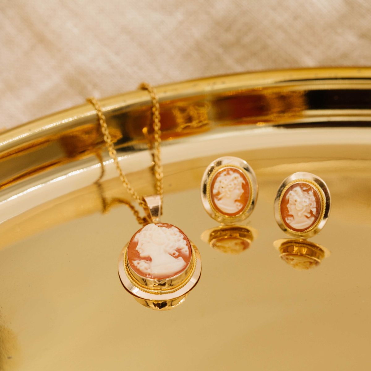 Gullsmykke med kamè